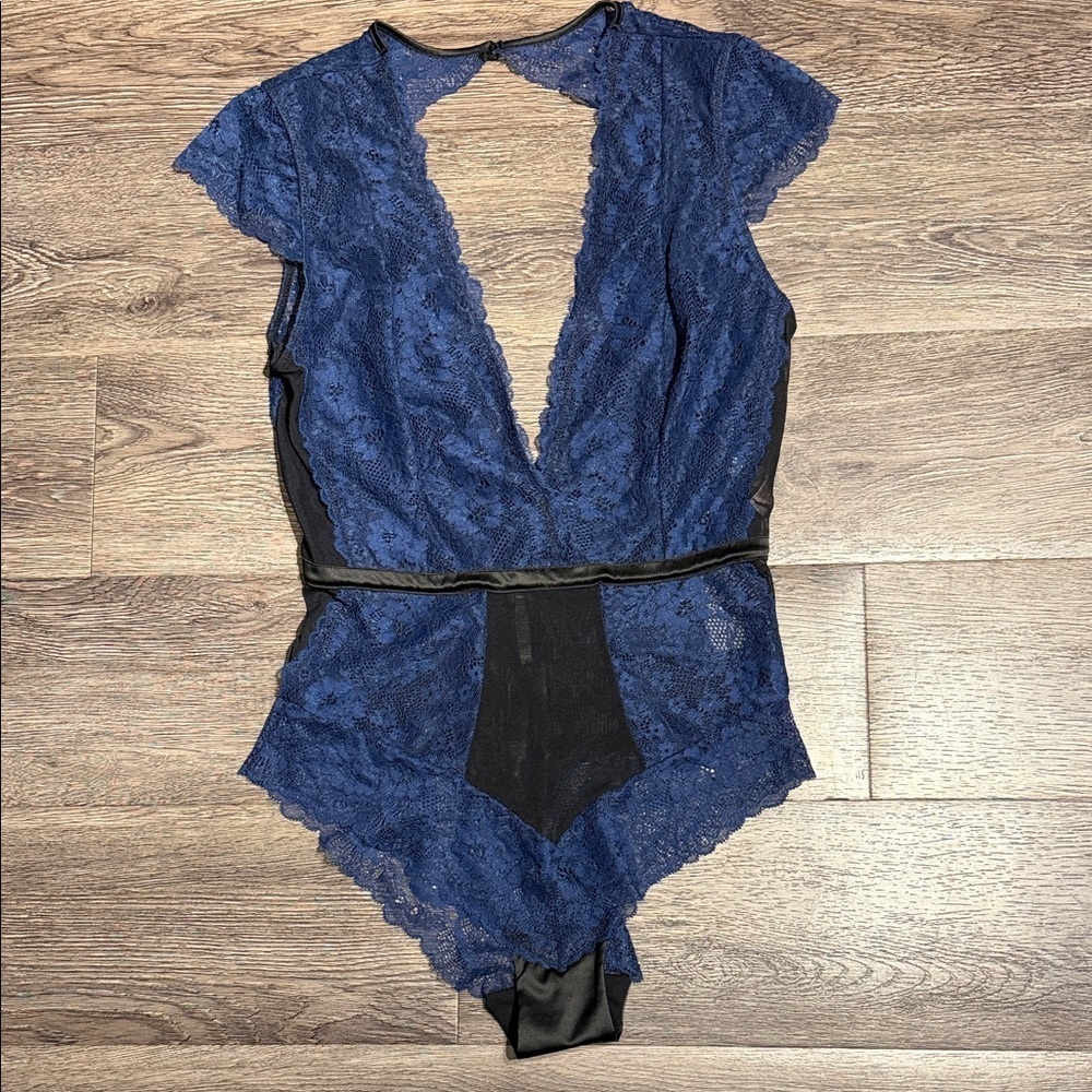 Elegant Lace Deep V-Neck Teddy Bodysuit - Blue